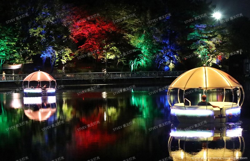 Italy泛湖小船两岸亮化